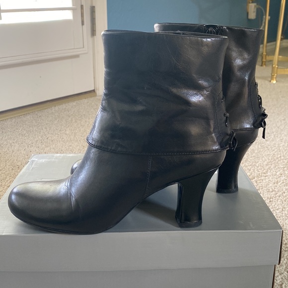 Naturalizer Ankle Boots - Picture 7 of 8